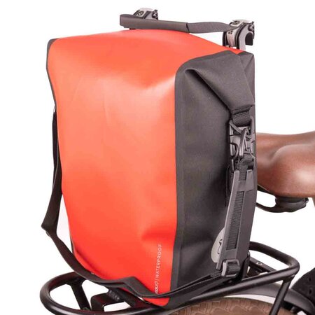 AGU Enkele fietstas Shelter Clean Medium 32L Rood  CG - Set van twee tassen