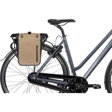 Basil Enkele Fietstas Rivo Tarpaulin M MIK Hooks 12-15L Zand/Zwart - Waterdicht