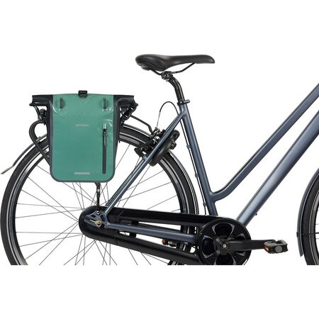 Basil Enkele Fietstas Rivo Tarpaulin M MIK Hooks 12-15L Zilvergroen/Zwart - Waterdicht