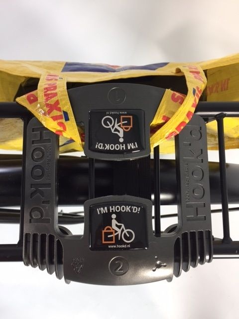 Hiermee kun je plastic tassen handig achterop de fiets plaatsen