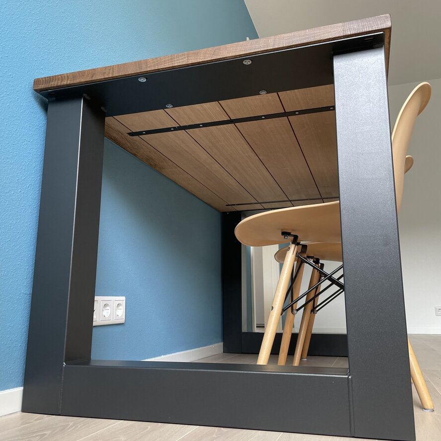 Zwarte U-poten (set) - staal / ijzer - 10x10 cm - hoogte: 72 cm - breedte (montageplaat): 78 cm - tafelpoot metaal zwart gecoat Zwarte U-poten (set) - staal / ijzer - 10x10 cm - hoogte: 72 cm - breedte (montageplaat): 78 cm - tafelpoot metaal zwart gecoat