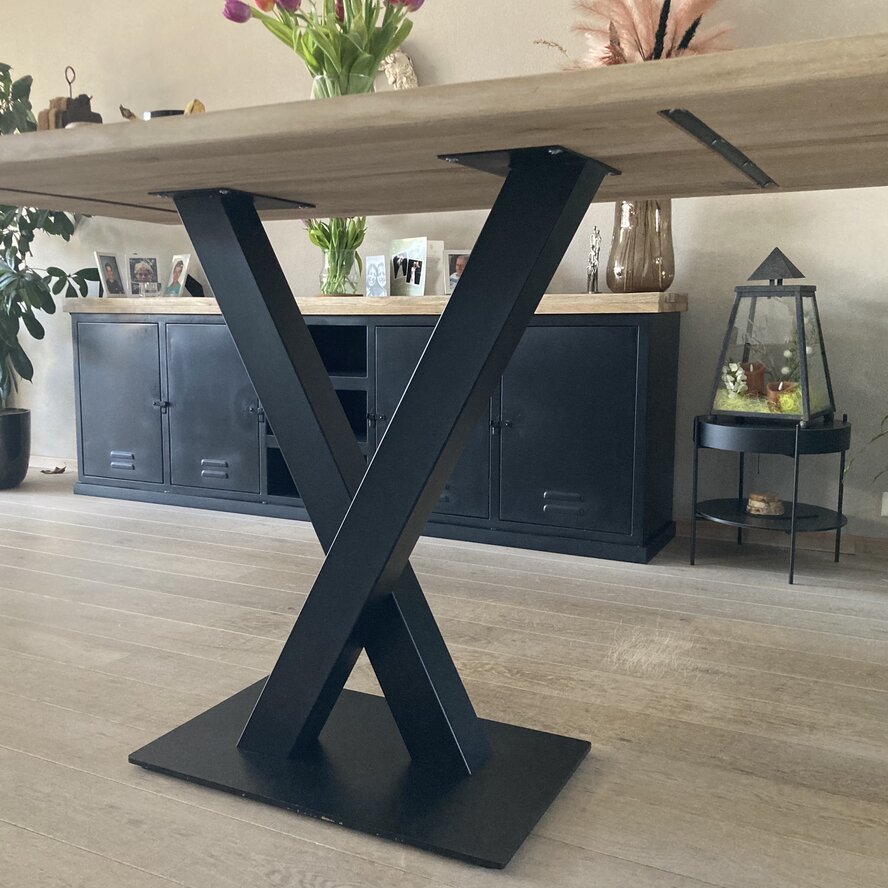 Stalen statafel onderstel V / X poot op voet - 3-DELIG met schroefbevestiging - 10x10 cm - 48x82 cm (bovenzijde) - 100 cm hoog - 45x70 cm (voet)plaatafmeting - Zwart gepoedercoat Stalen statafel onderstel V / X poot op voet - 3-DELIG met schroefbevestiging - 10x10 cm - 48x82 cm (bovenzijde) - 100 cm hoog - 45x70 cm (voet)plaatafmeting - Zwart gepoedercoat