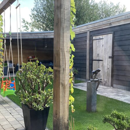 Zwart gebeitst vuren Zweeds rabat - 14-28x175 mm - ruwe zichtzijde - potdeksel plank - zwart vurenhout KD 18-20%