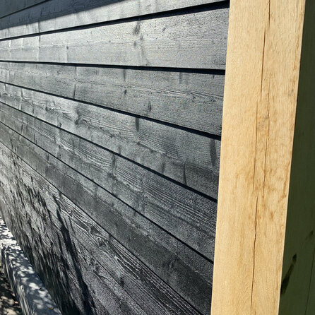 Zwart gebeitst vuren Zweeds rabat - 14-28x175 mm - ruwe zichtzijde - potdeksel plank - zwart vurenhout KD 18-20%