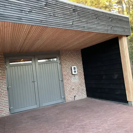 Zwart geïmpregneerd douglas Zweeds rabat - 11-22x180 mm - zichtzijde fijnbezaagd / ruw - potdeksel plank - zwart douglashout KD 18-20%