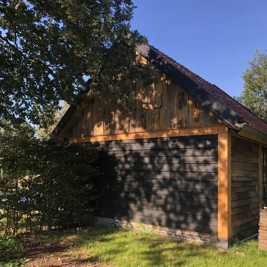 Zwart gebeitst vuren plank - 24x267 mm - fijnbezaagd / ruw - plank voor buiten - zwart vurenhout KD 18-20% Zwart gebeitst vuren plank - 24x267 mm - fijnbezaagd / ruw - plank voor buiten - zwart vurenhout KD 18-20%