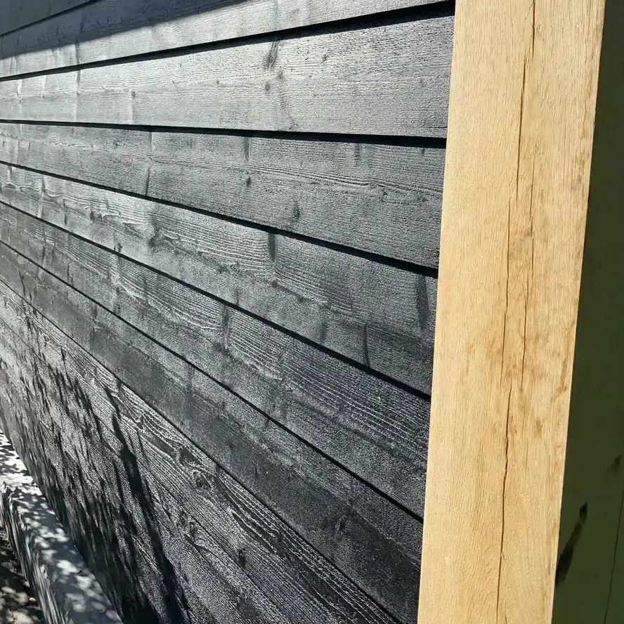 Zwart gebeitst vuren Zweeds rabat - 11-22x180 mm - ruwe zichtzijde - potdeksel plank - zwart vurenhout KD 18-20% Zwart gebeitst vuren Zweeds rabat - 11-22x180 mm - ruwe zichtzijde - potdeksel plank - zwart vurenhout KD 18-20%