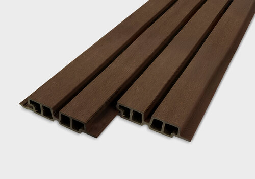 Met dit dubbel blokprofiel combineert u de warme uitstraling van hout met een strak lijnenspel en het onderhoudsgemak en de duurzaamheid van composiet.