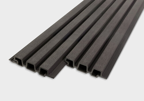 Composiet Deens rabat is licht van gewicht, onderhoudsarm en kleurvast. Composiet ziet eruit als echt hout maar verkleurt of vergrijst niet.