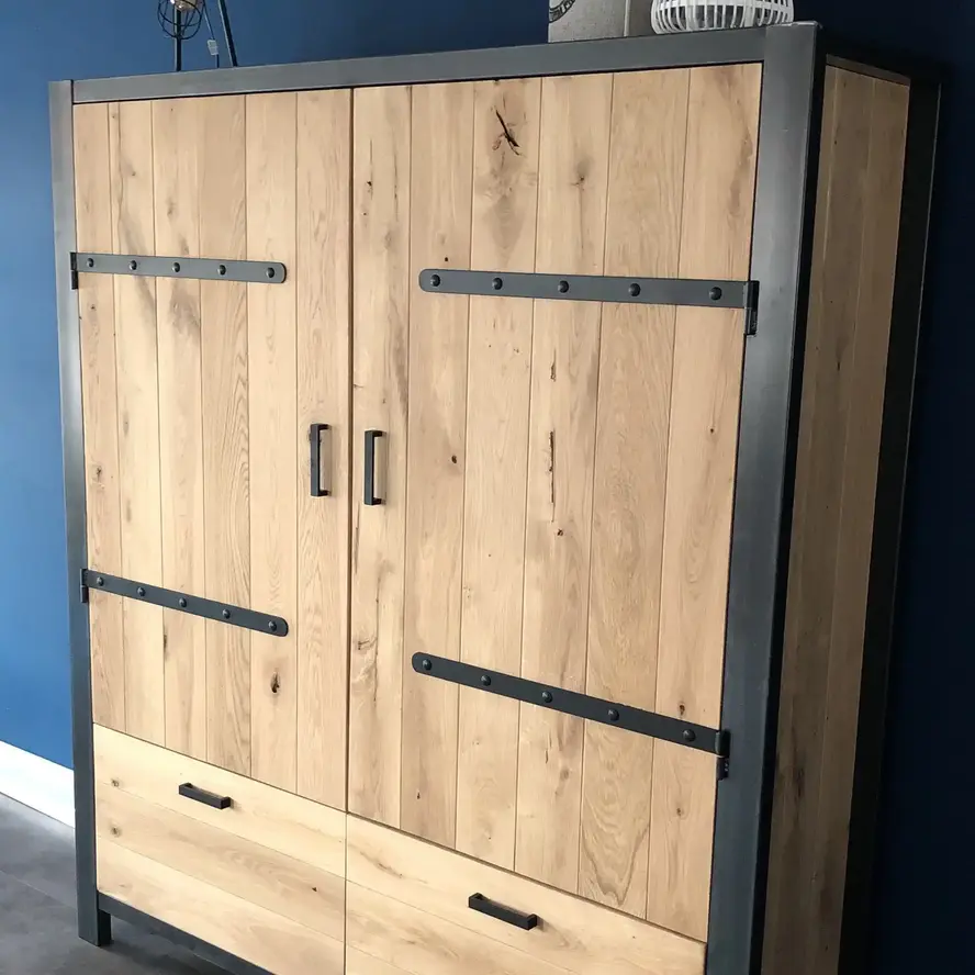 Eiken plank - 23x200 mm - fijnbezaagd / ruw - plank voor binnen / beschut buiten - eikenhout KD 8-12% Eiken plank - 23x200 mm - fijnbezaagd / ruw - plank voor binnen / beschut buiten - eikenhout KD 8-12%