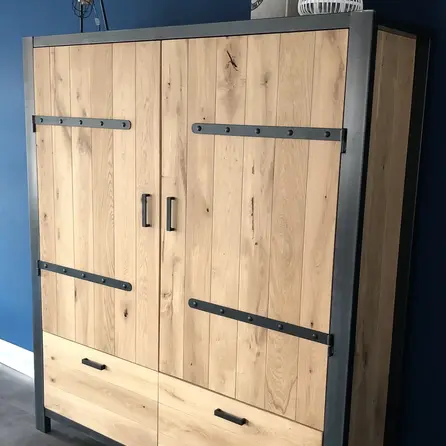 Eiken plank - 27x80 mm - fijnbezaagd / ruw - plank voor binnen / beschut buiten - eikenhout KD 8-12% Eiken plank - 27x80 mm - fijnbezaagd / ruw - plank voor binnen / beschut buiten - eikenhout KD 8-12%