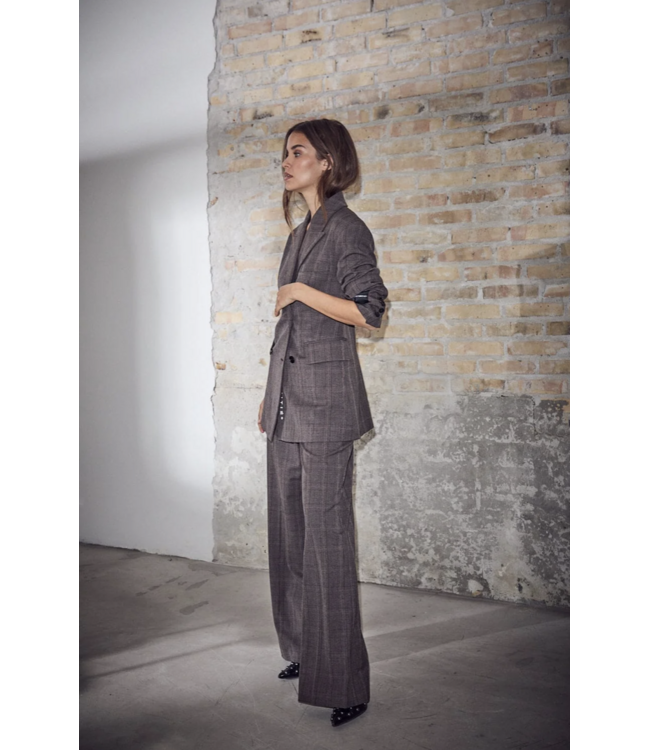 Haute L'Amitié Waist Fit Check Blazer