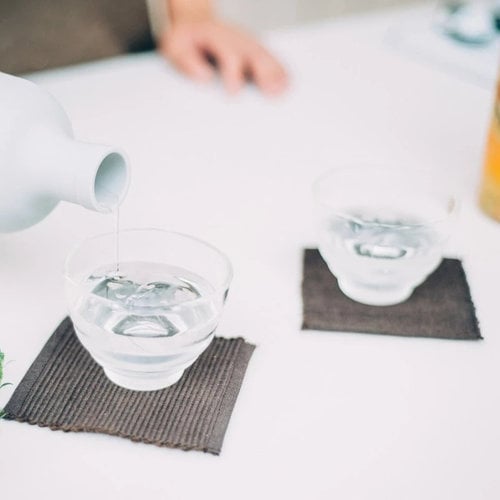 Ice tea fles met filter en kopjes