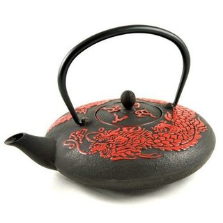 Gietijzeren theepot en Porseleinen theepot