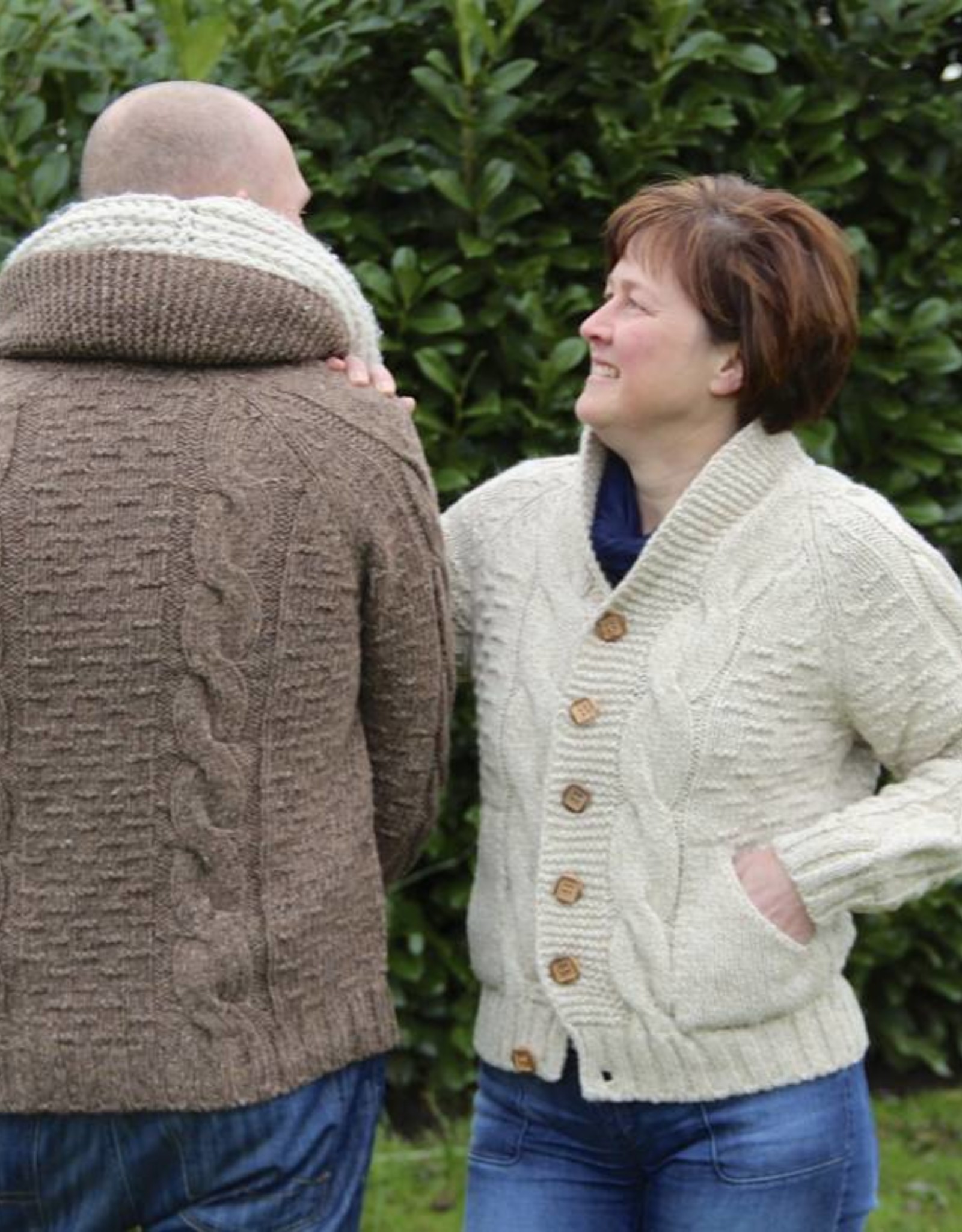 "Trofa" handgemaakt wollen vest met kabels en houten knopen in bruin.