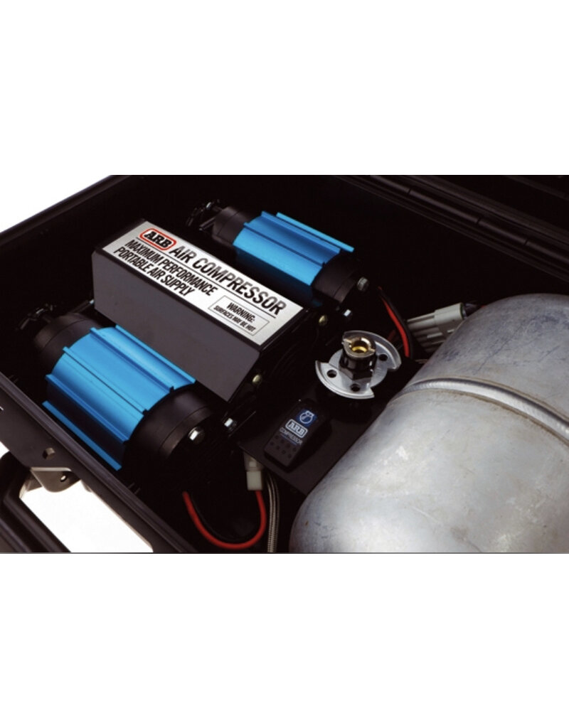 ARB Maximum Performance Twin on-Board Air Kompressor im Koffer - 12 Volt, mit Kabel und Batterieklemmen, Standardhalter und 3,6 l Luftdrucktank