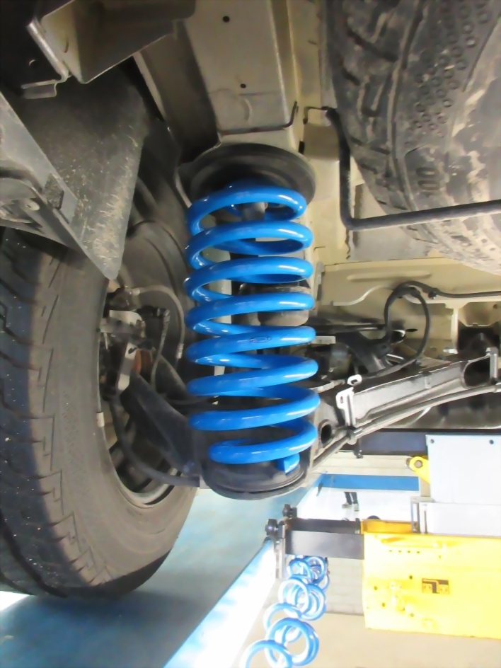 Paire de ressorts arrière renforcés, extra HD (extra heavy duty) +650 kg, pour Renault Trafic III, année 05.14.. (idem OPEL VIVARO/ NISSAN PRIMASTAR)