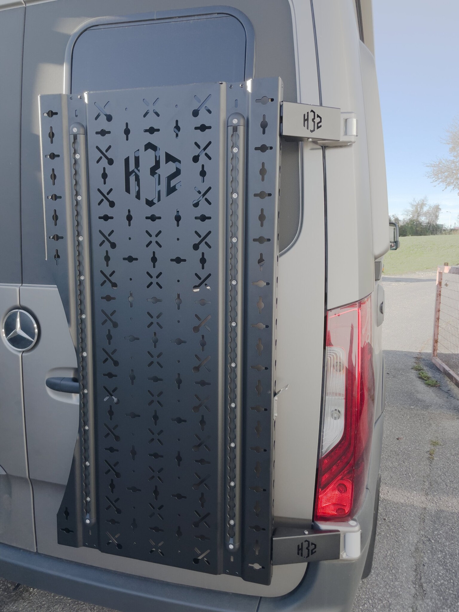 H32 Support universel flexible pour la porte arrière droite, Mercedes Sprinter 906 & 907 (avec charnières 180°)
