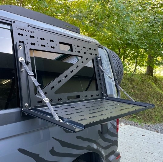 “Bar” pliante multifonction à fixer sur les rails d'arrimage d'Airline Convient pour accueillir des plaques de désensablage, des outils, des sacs... de TERRANGER