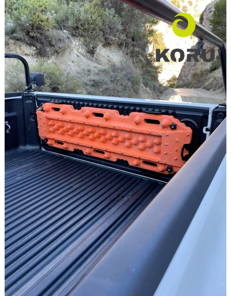 Universal mounting base for recovery boards such as Maxtrax