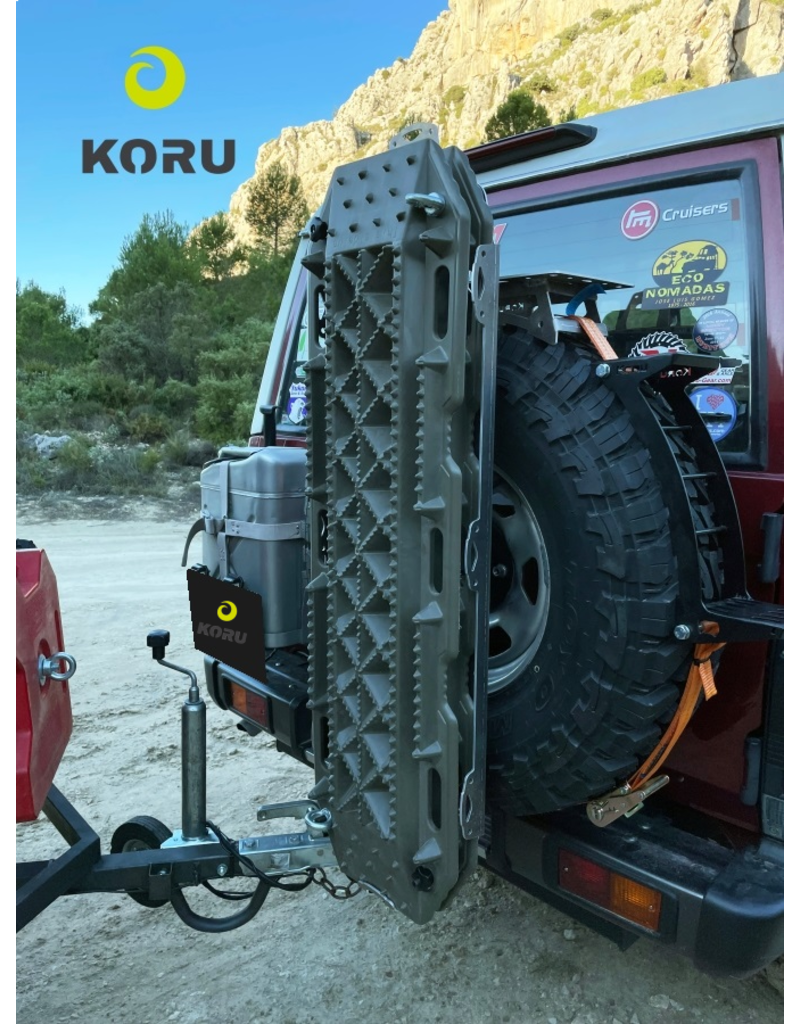 Universal mounting base for recovery boards such as Maxtrax