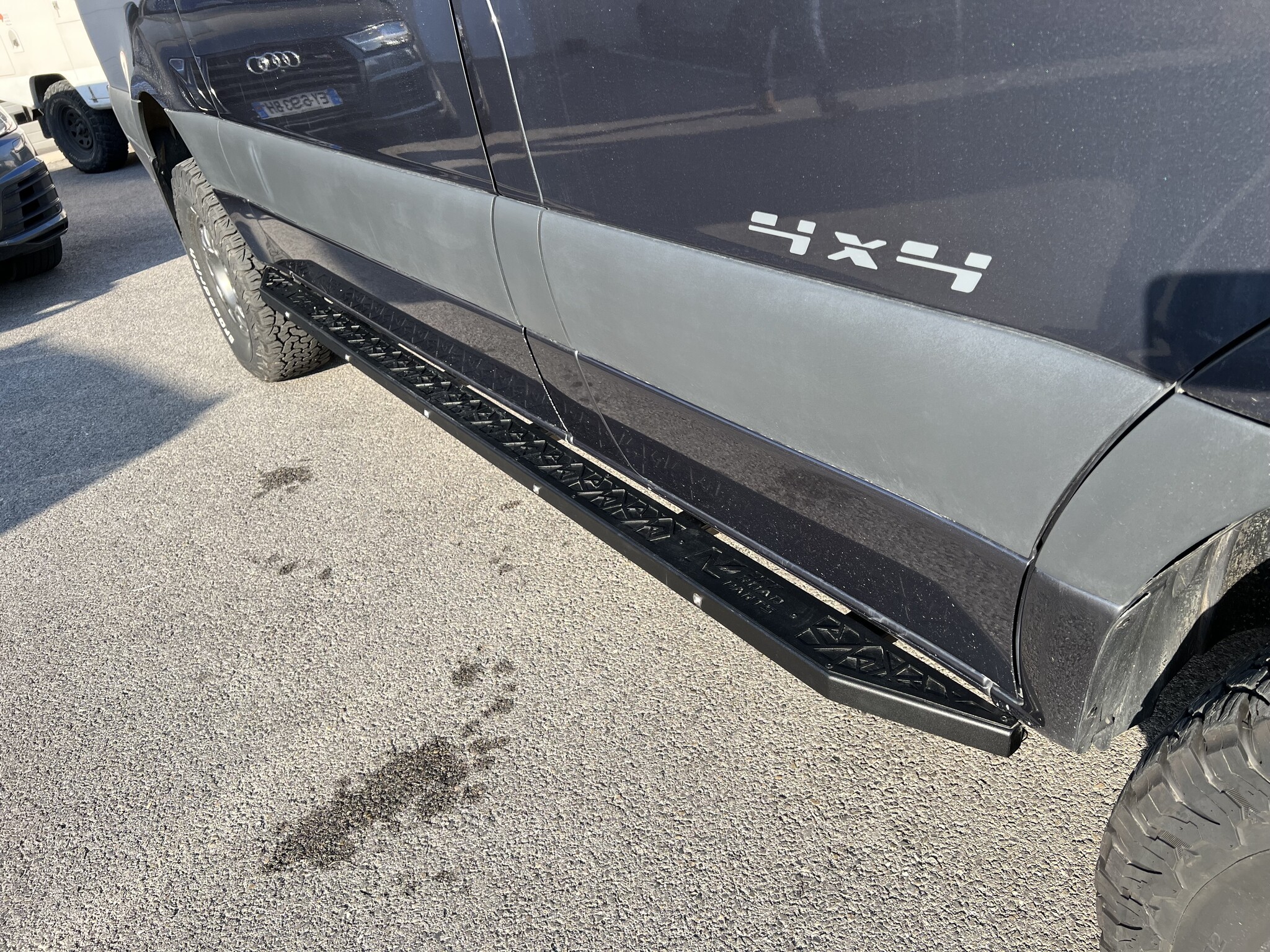Mercedes Sprinter 907 heavy duty protection des bas de caisse avec marchepied pour empattement moyen (3924 mm)