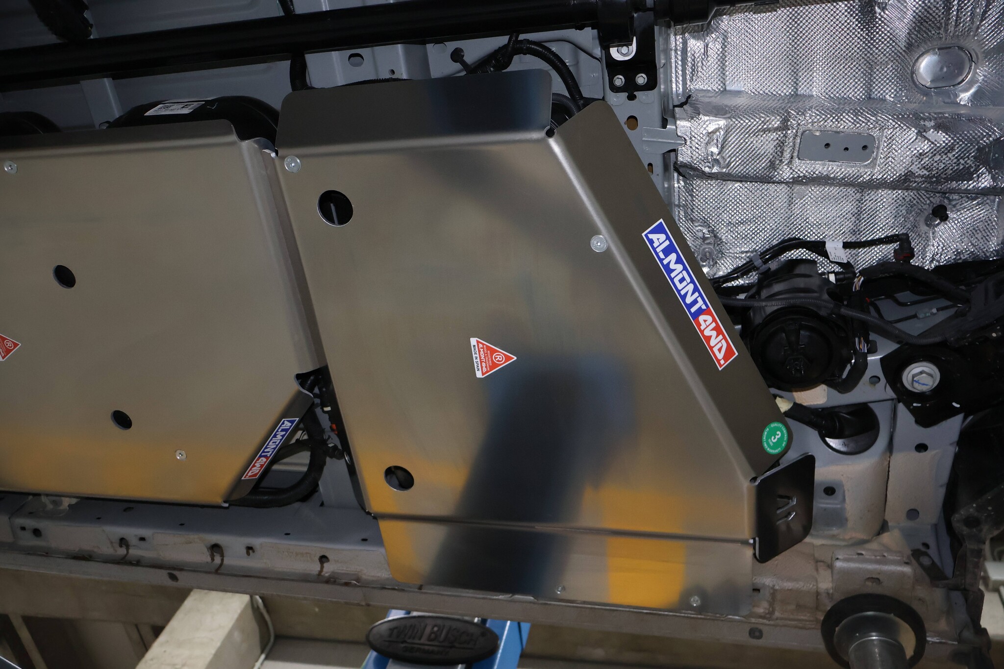 Plaque de protection/blindage pour réservoir Adblue, aluminium 6 mm pour Ford Transit/Tourneo Custom V710 (NRN/NXN) et VW T7 (2025+)