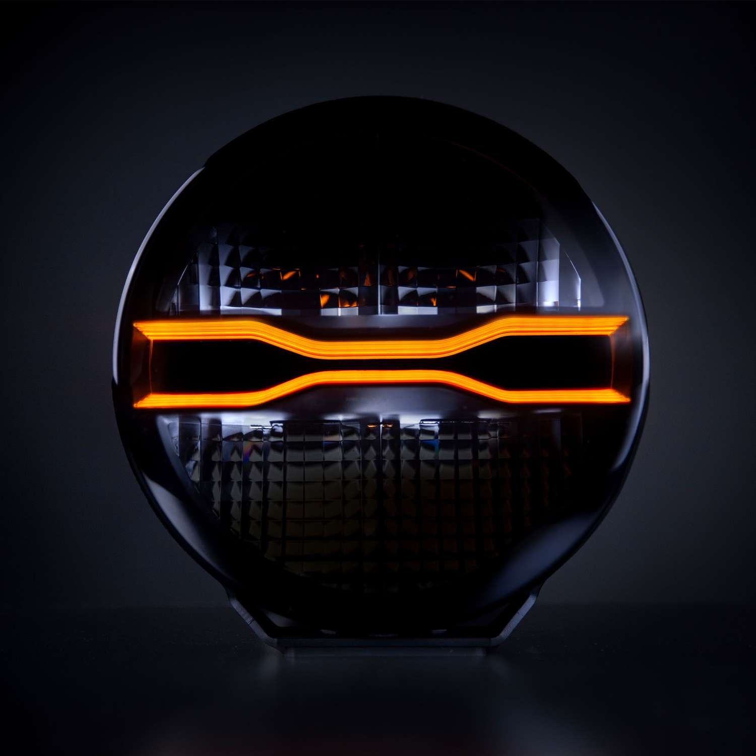 FOR9T DRAGON DRIVE phares LED longue portée 9″ avec feu de positionnement blanc /ambré , logo illuminé et mode de haute puissance Xperience power mode, de STRANDS LIGHTING