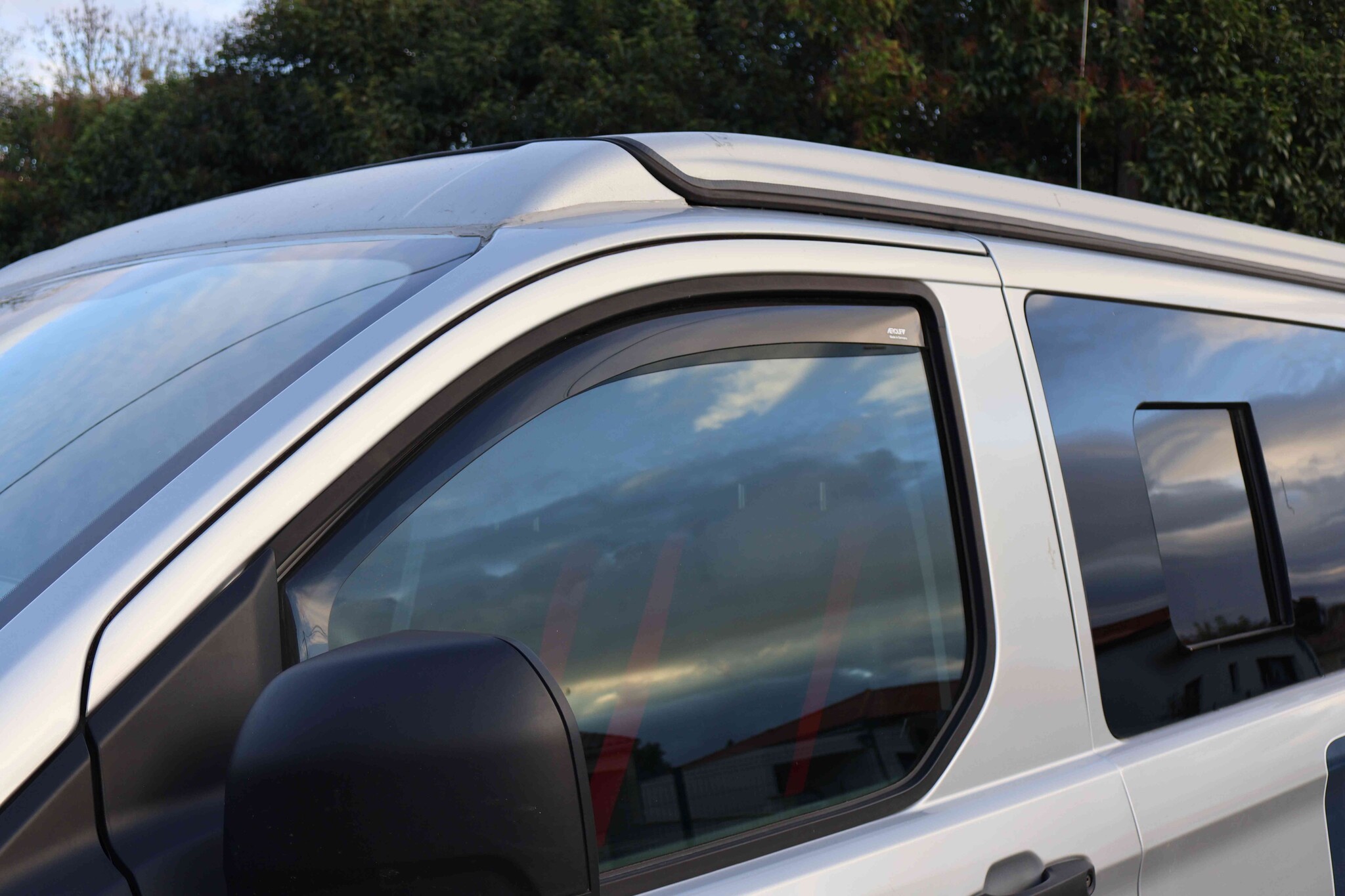 Déflecteurs de pluie/vent (paire) pour Ford Transit Custom V710 (2024+) et VW T7 (2025+), gris fumé