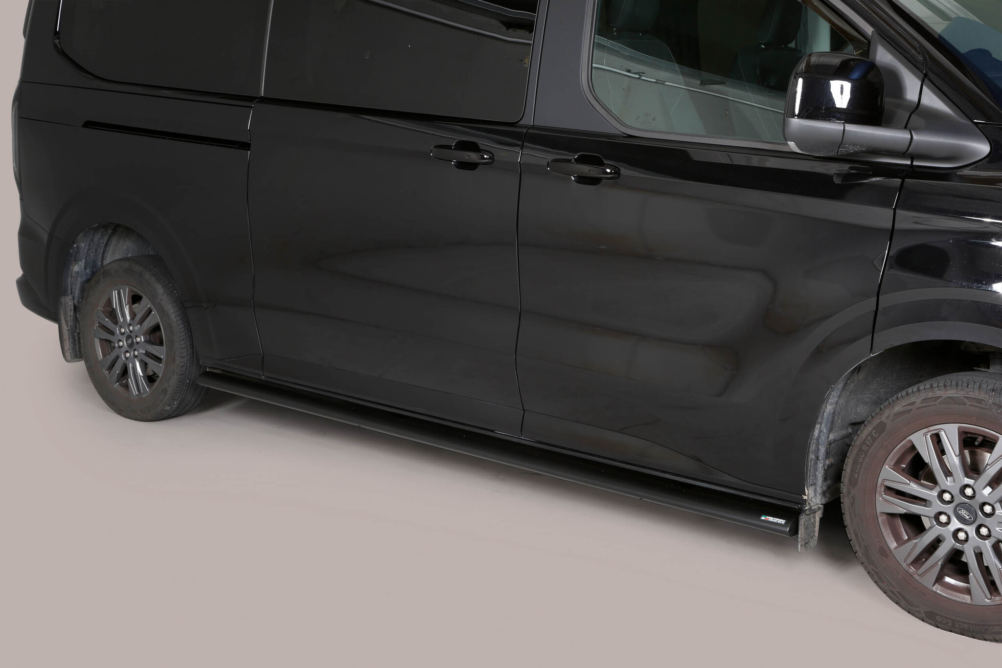 Barres de seuil d=63 mm pour Ford Transit / Tourneo Custom V710 à partir de 11/2023 et VW Transporter T7 2025+ à empattement court et long, polies ou thermolaquées en noir