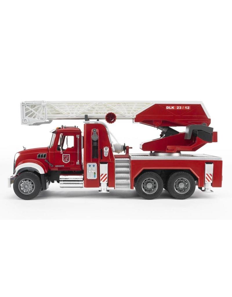 Bruder Bruder 2821 - Mack brandweer ladderwagen met waterpomp