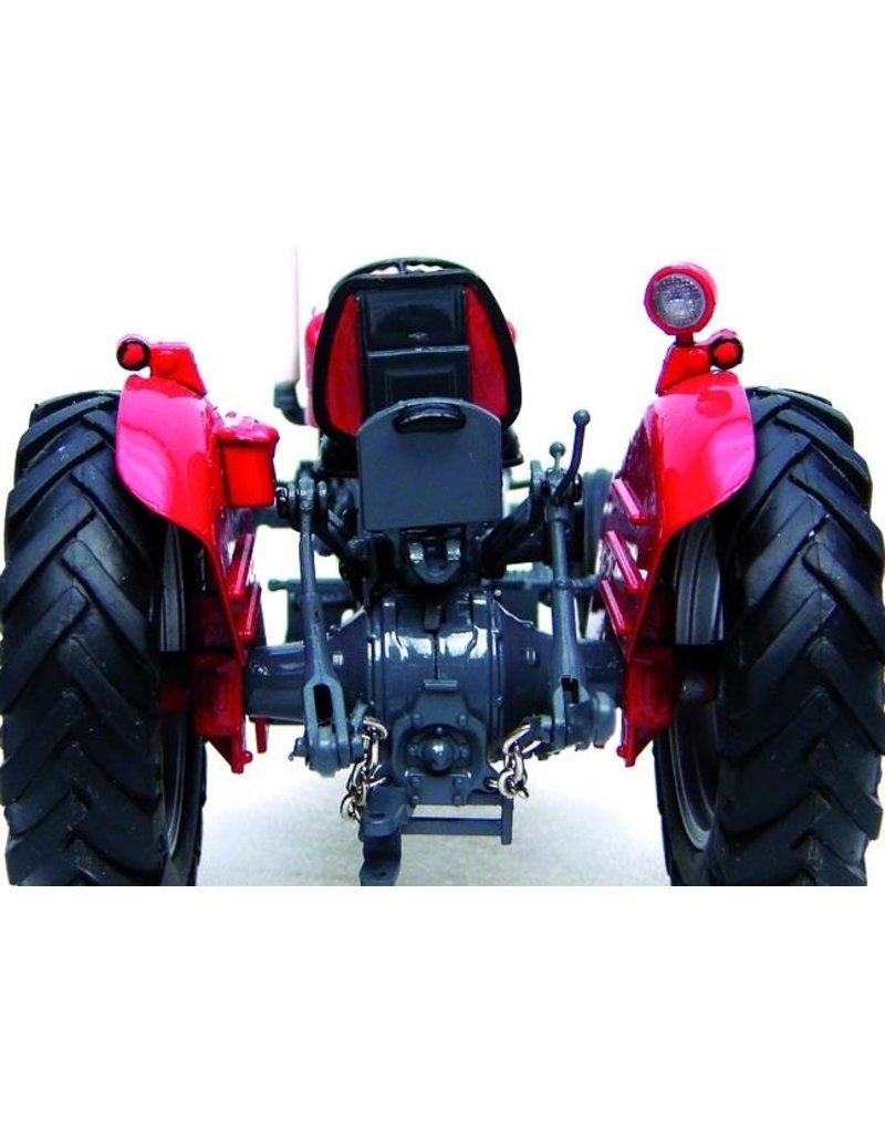 Universal Hobbies Universal Hobbies Massey Ferguson 135 1:32