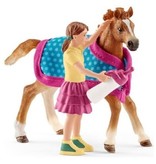 Schleich Schleich Horses 42361 - Veulen met deken & Meisje met drinkfles