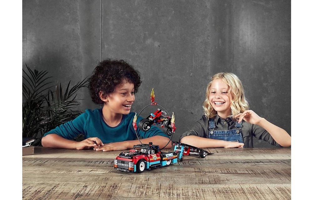 LEGO Technic 42106 - Truck en motor voor stuntshow