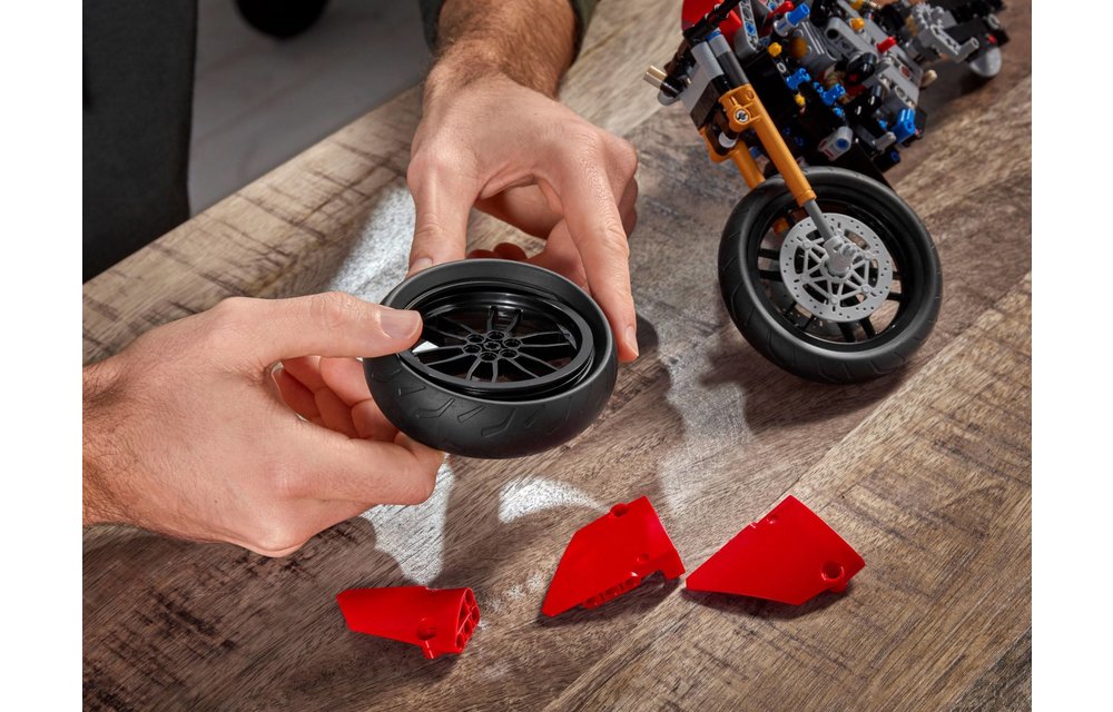 LEGO Technic Ducati Panigale V4 R | 42107