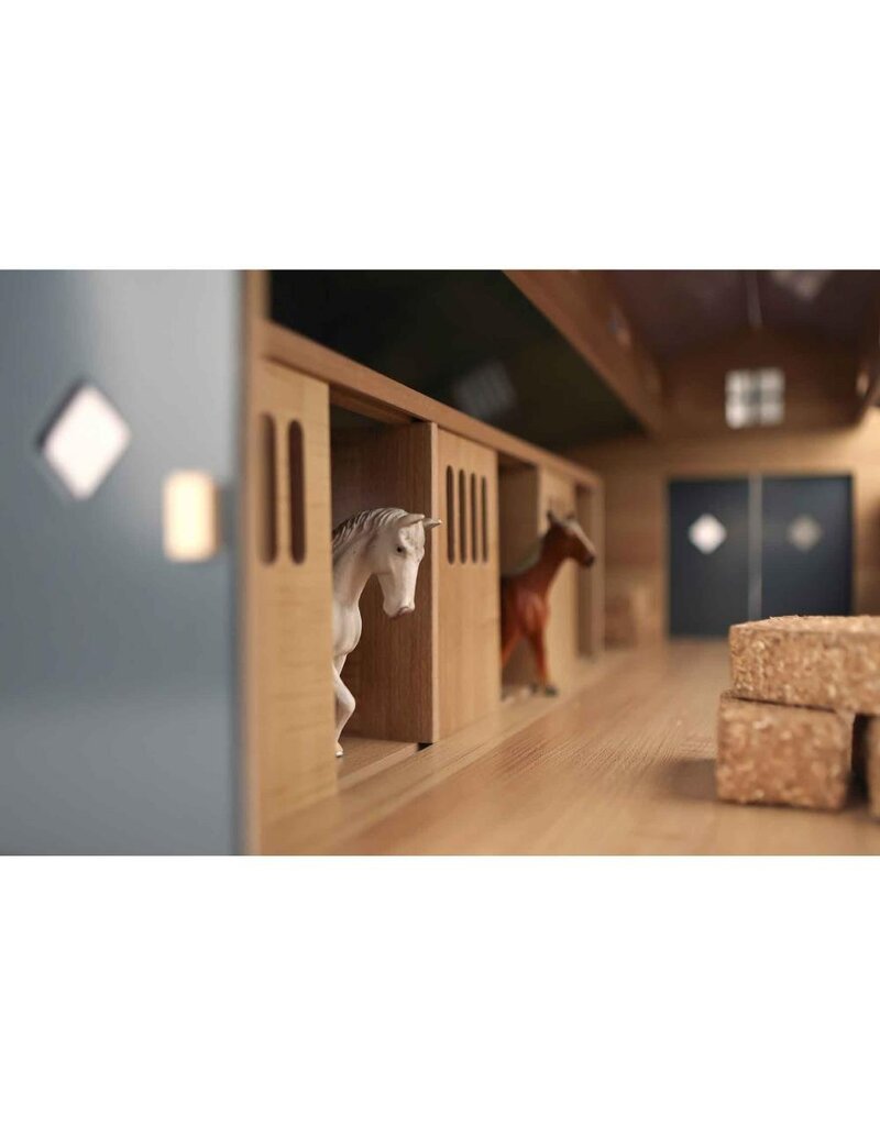 Kids Globe Kids Globe 610311 - Paardenstal met 7 boxen en weiland 1:24