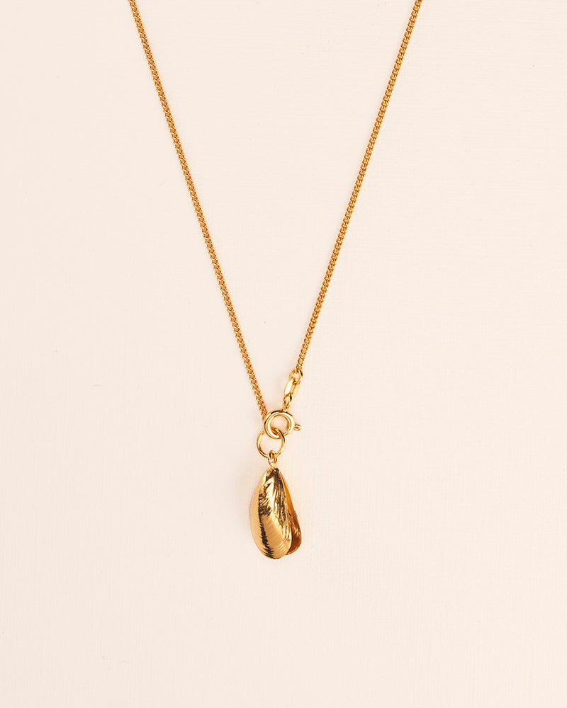 Mussel necklace goldplated