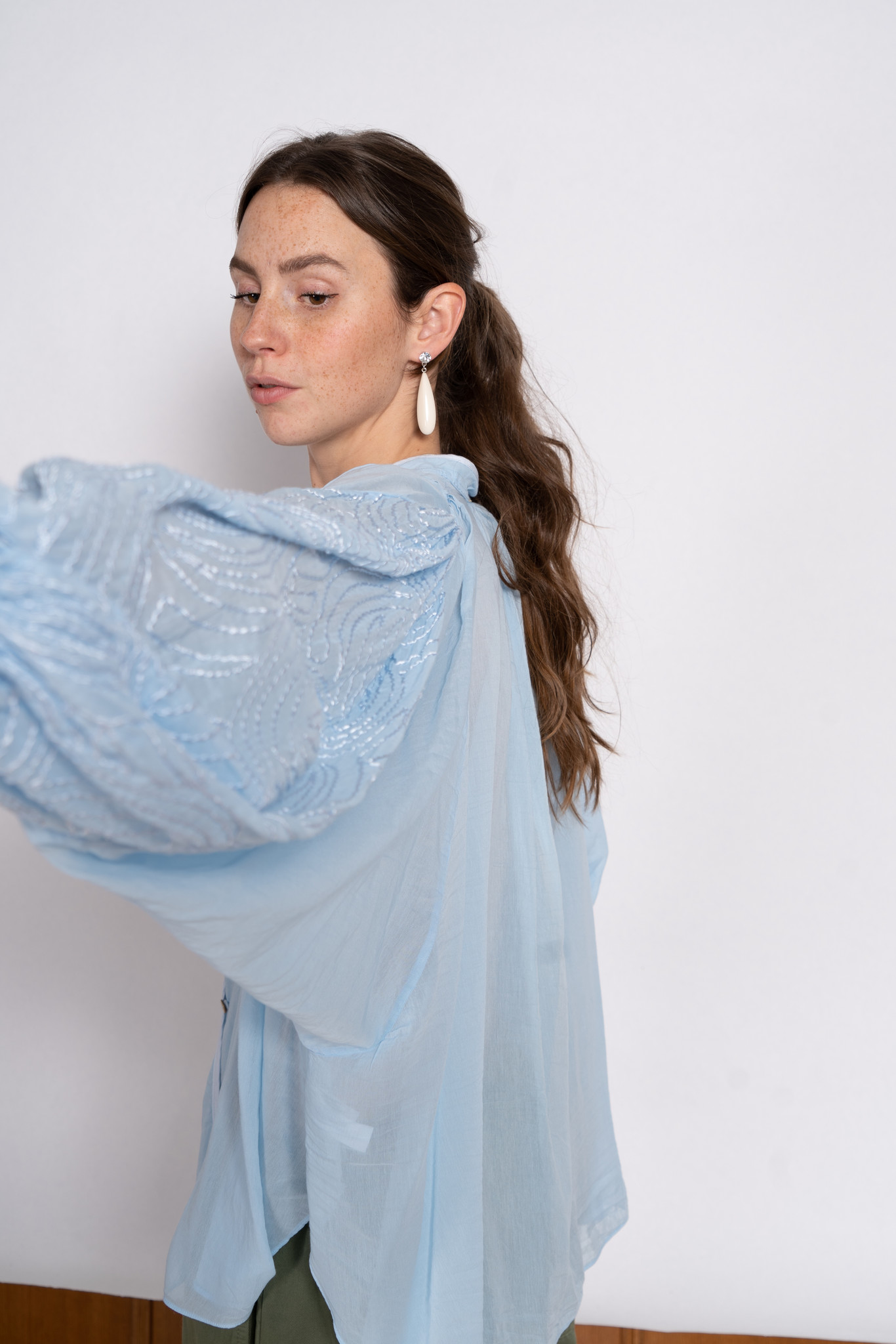 Il voile ricamato wide sleeves shirt Cielo