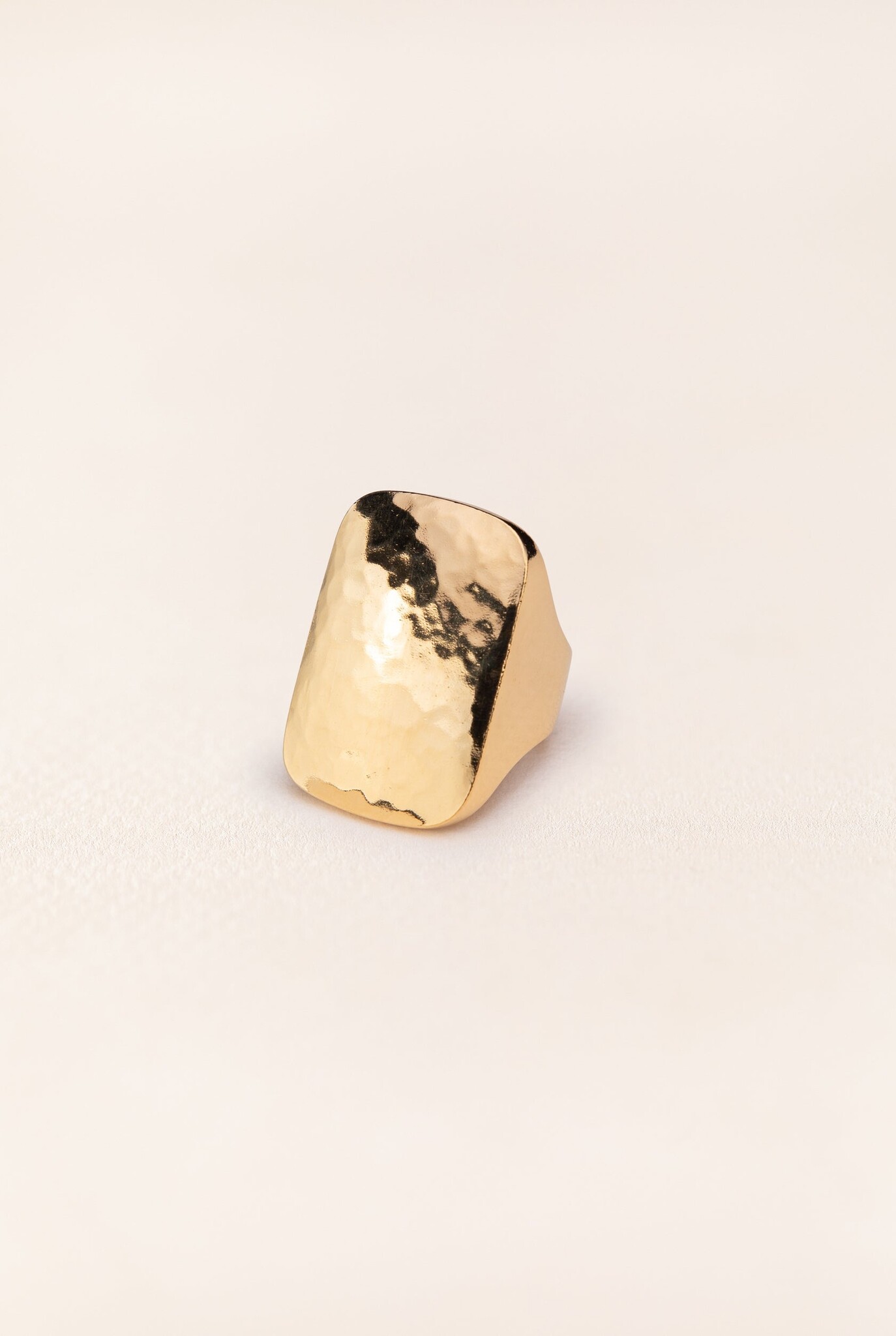 Rectangular hammered statement ring in gold-plated
