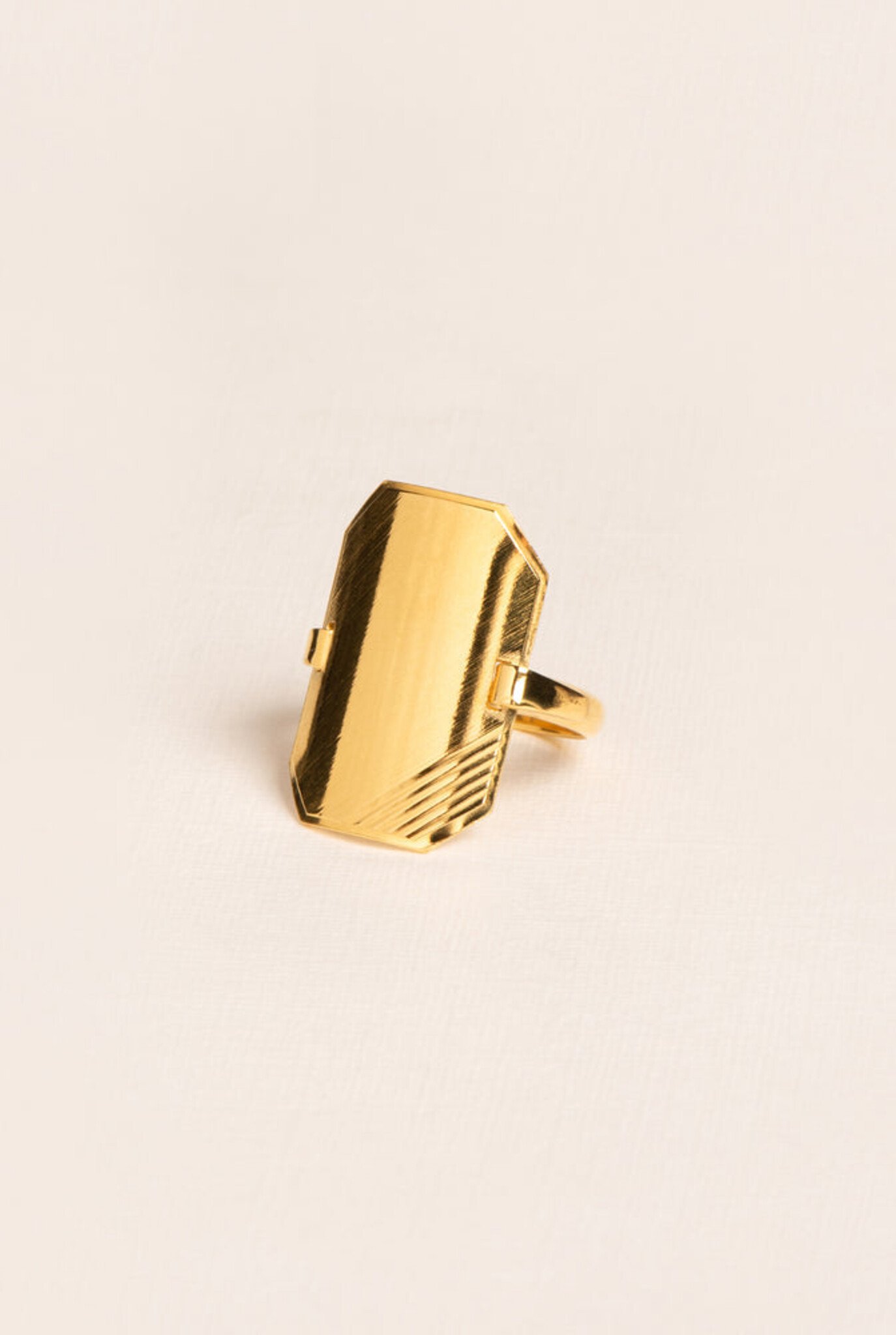 Rectangular curved medaillon ring with engraved lines