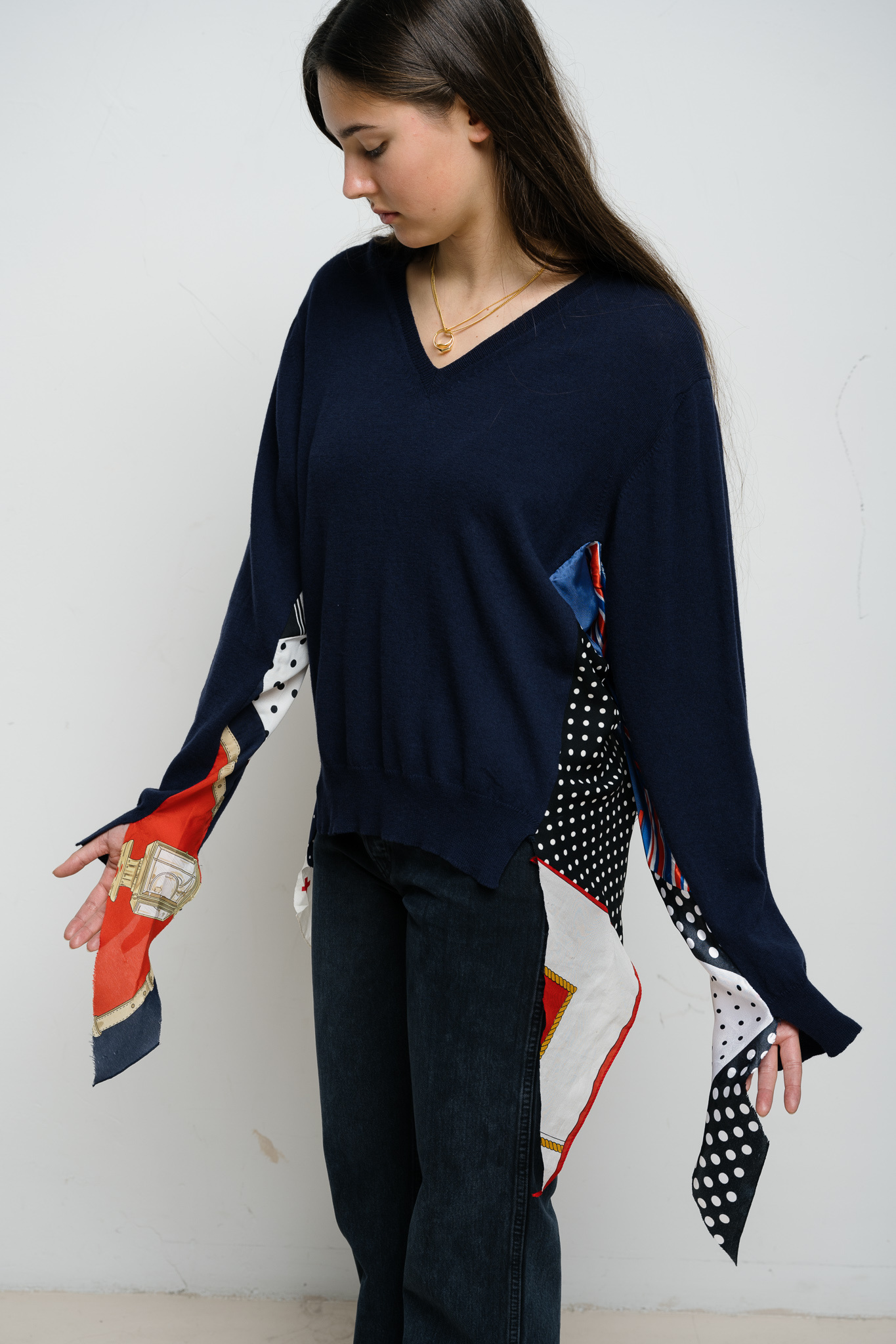 Robbie V-neck sweater vintage silk scarves Navy/Red