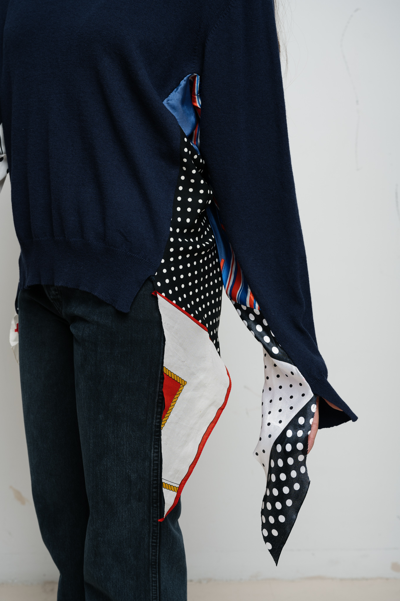 Robbie V-neck sweater vintage silk scarves Navy/Red