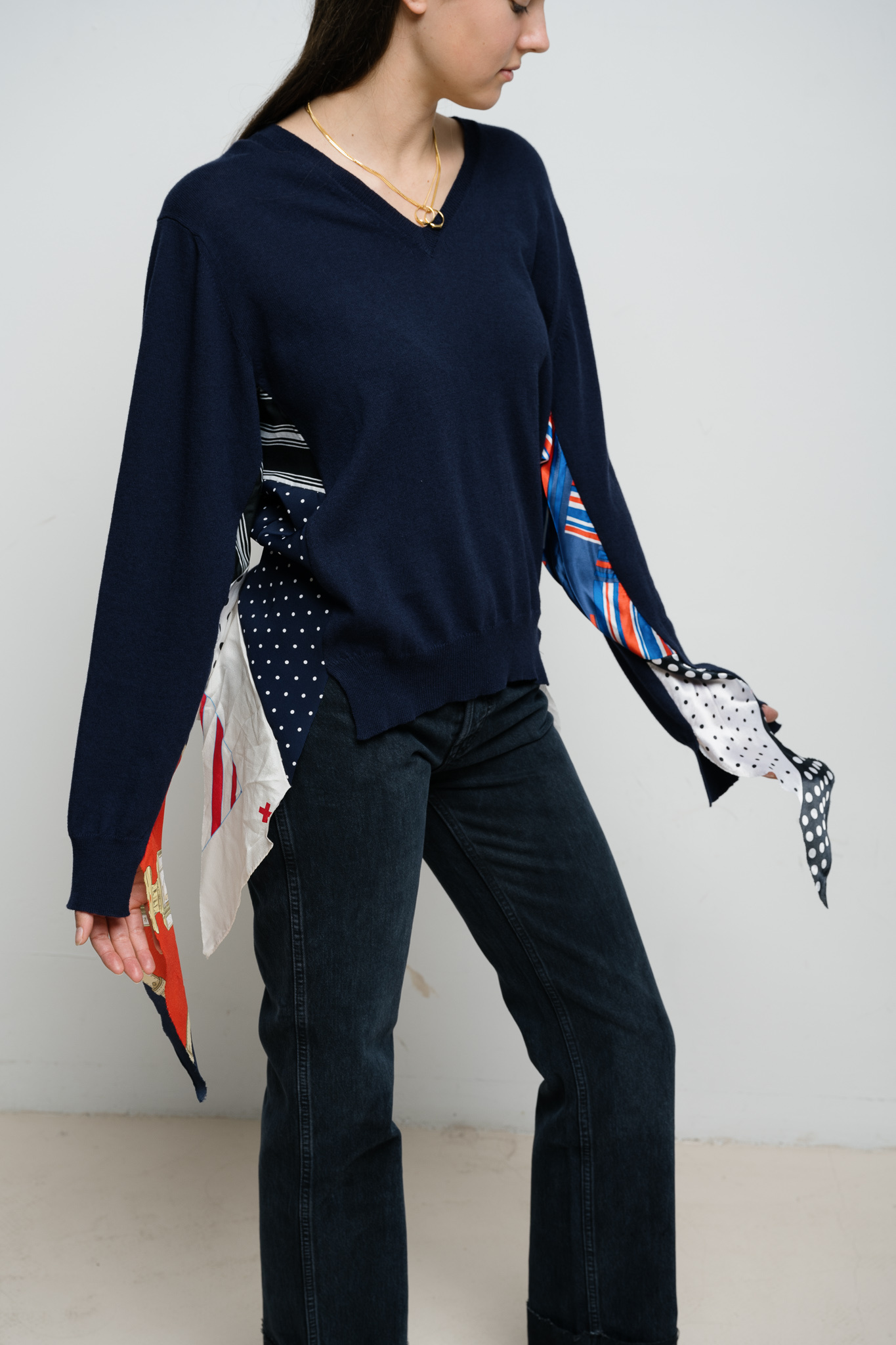 Robbie V-neck sweater vintage silk scarves Navy/Red