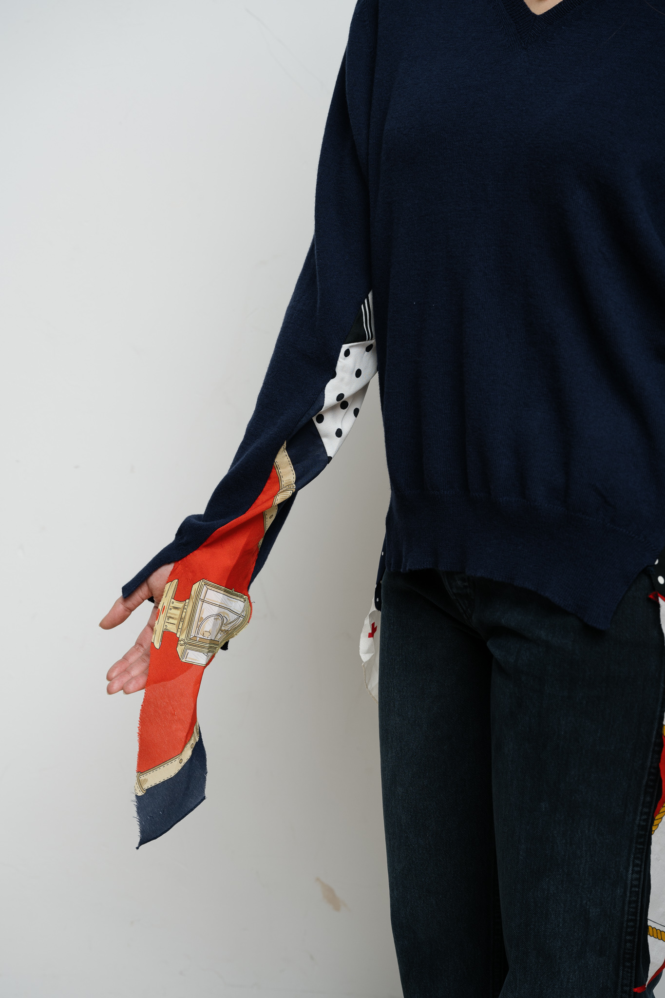 Robbie V-neck sweater vintage silk scarves Navy/Red