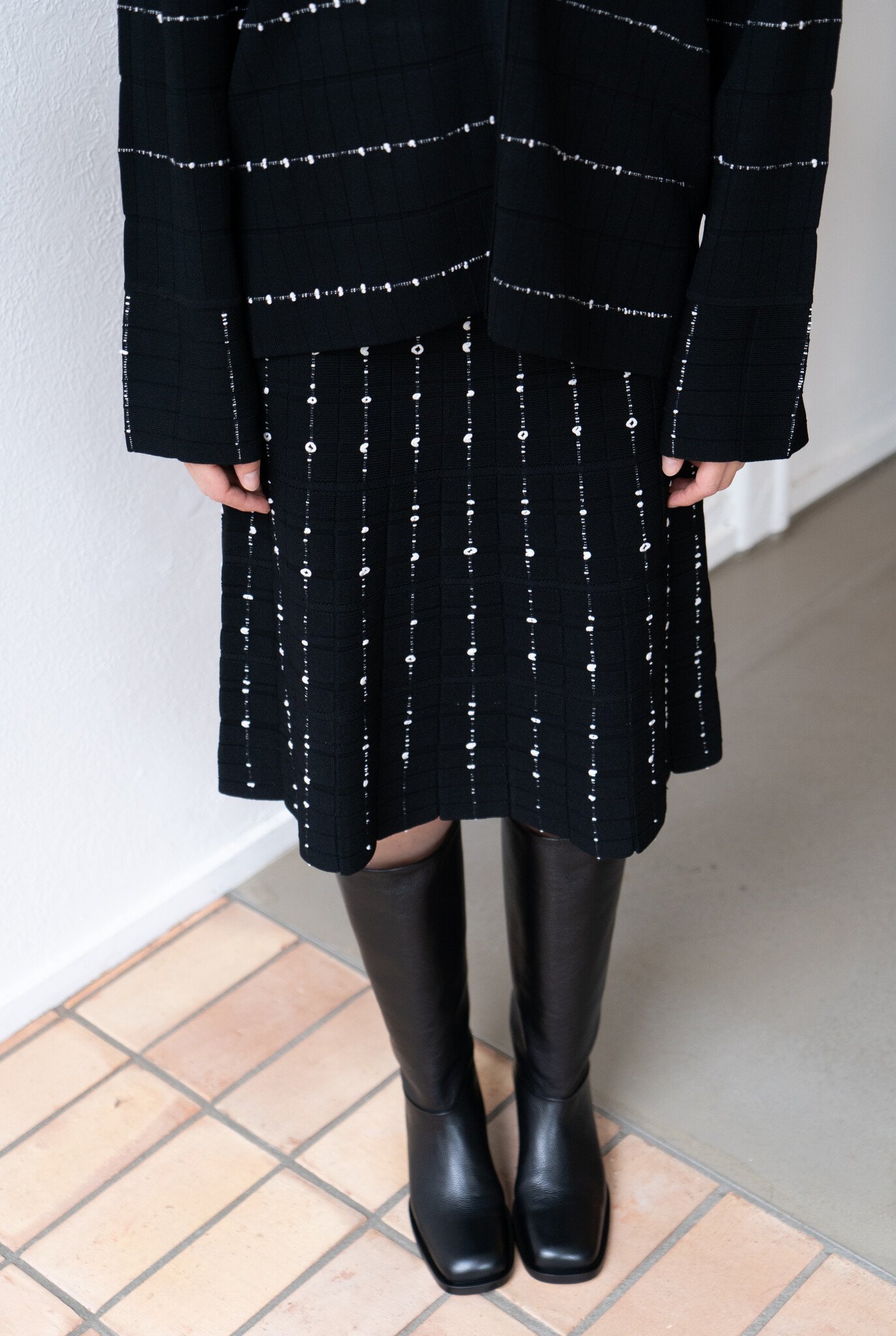 Knee Skirt Fragmented Stripes