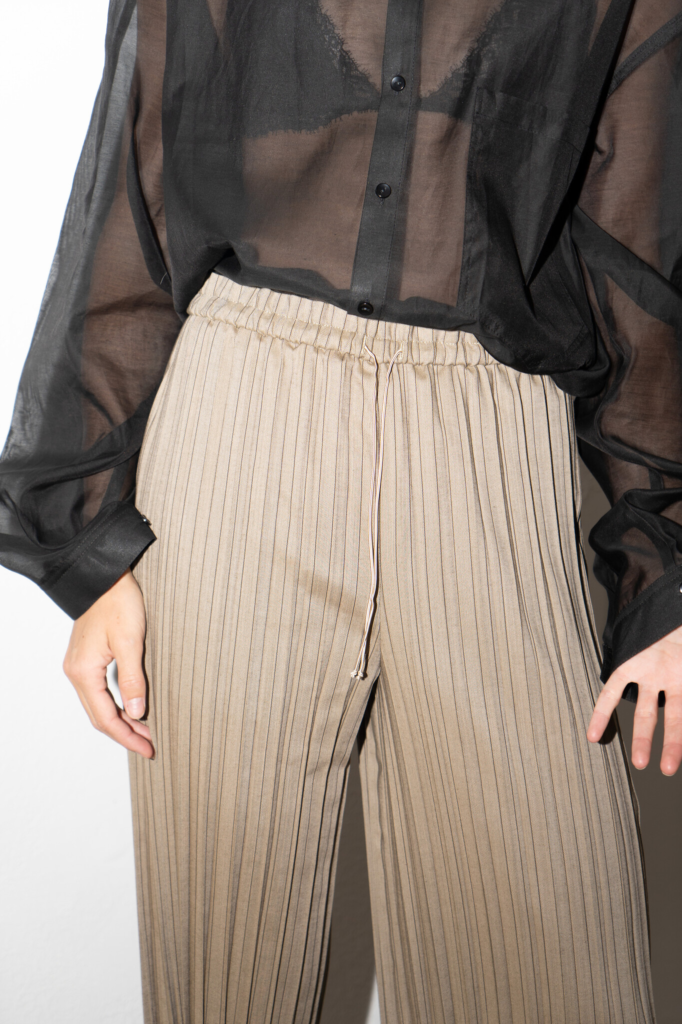 Pinstriped herringbone plisse pants Nut