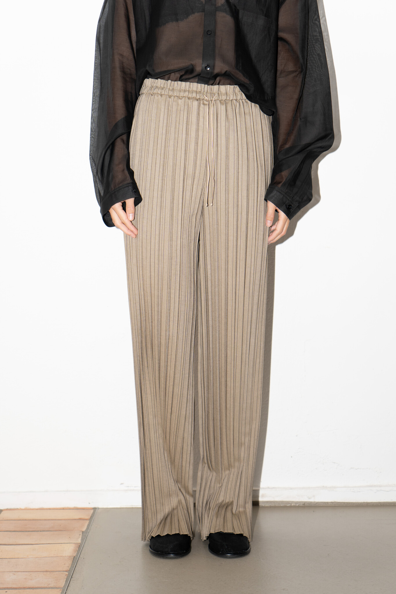 Pinstriped herringbone plisse pants Nut