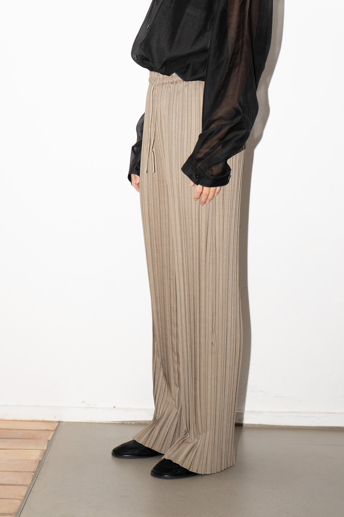 Pinstriped herringbone plisse pants Nut