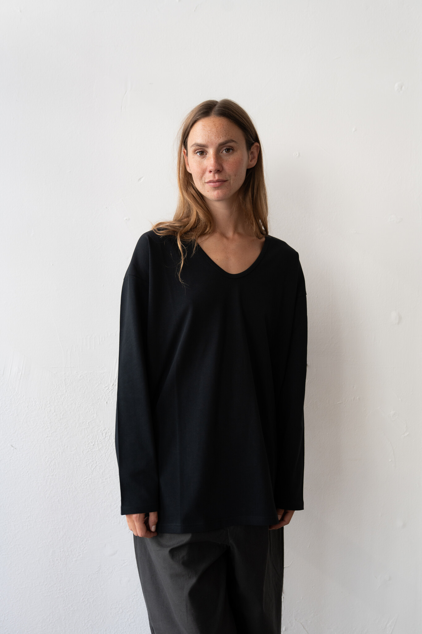 Boy V neck black jersey