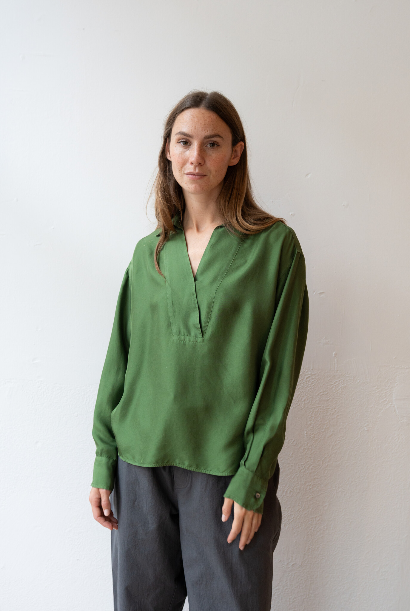 Silk twill V-neck shirt Seaweed Green